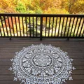 Mandala na deskach podłogowych