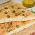 Focaccia z oliwkami na cieście bez wyrabiania