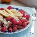 Makaron z białym serem i owocami.