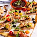 Tapenada z czarnym czosnkiem na grzankach z jamón serrano