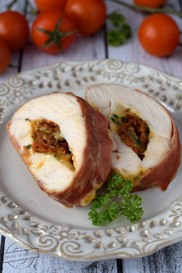 Roladki z kurczaka z mozzarellą i suszonymi pomidorami