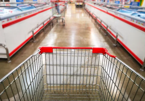 Supermarket likwiduje sklepy w Polsce! Jest wyprzedaż towaru, ale też grupowe zwolnienia
