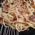 Spaghetti z szynką prosciutto, suszonymi pomidorami i sosem carbonara
