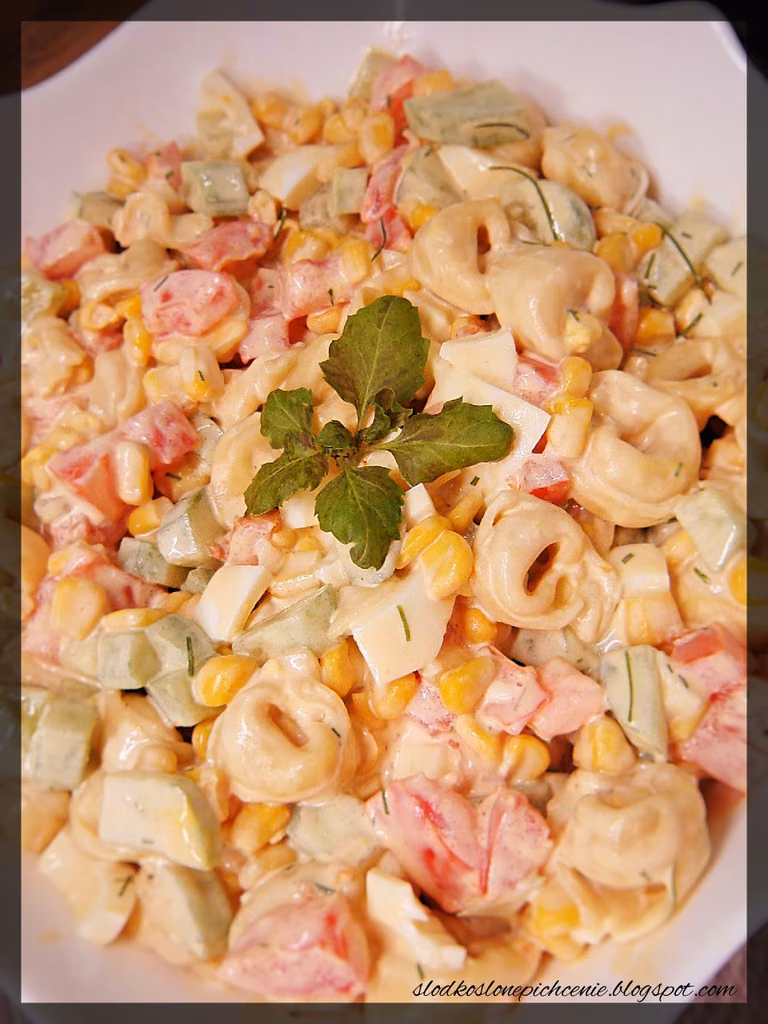Sałatka z tortellini, jajkiem i warzywami