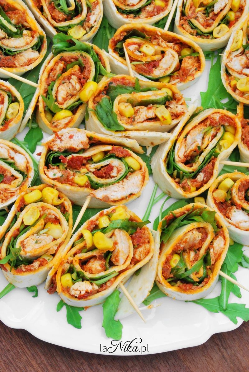 Mini tortille z kurczakiem, pesto, kukurydzą i rukolą