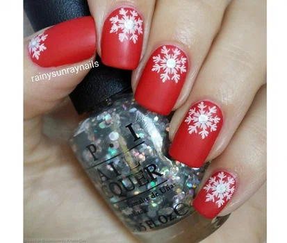 Matowy świąteczny manicure