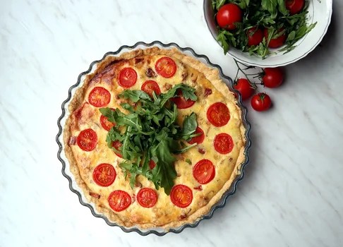 Tarta z mascarpone, cebulą i kiełbasą