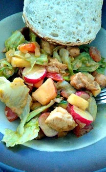 Dietetyczna salatka z kurczakiem marynowanym w miodzie z musztarda