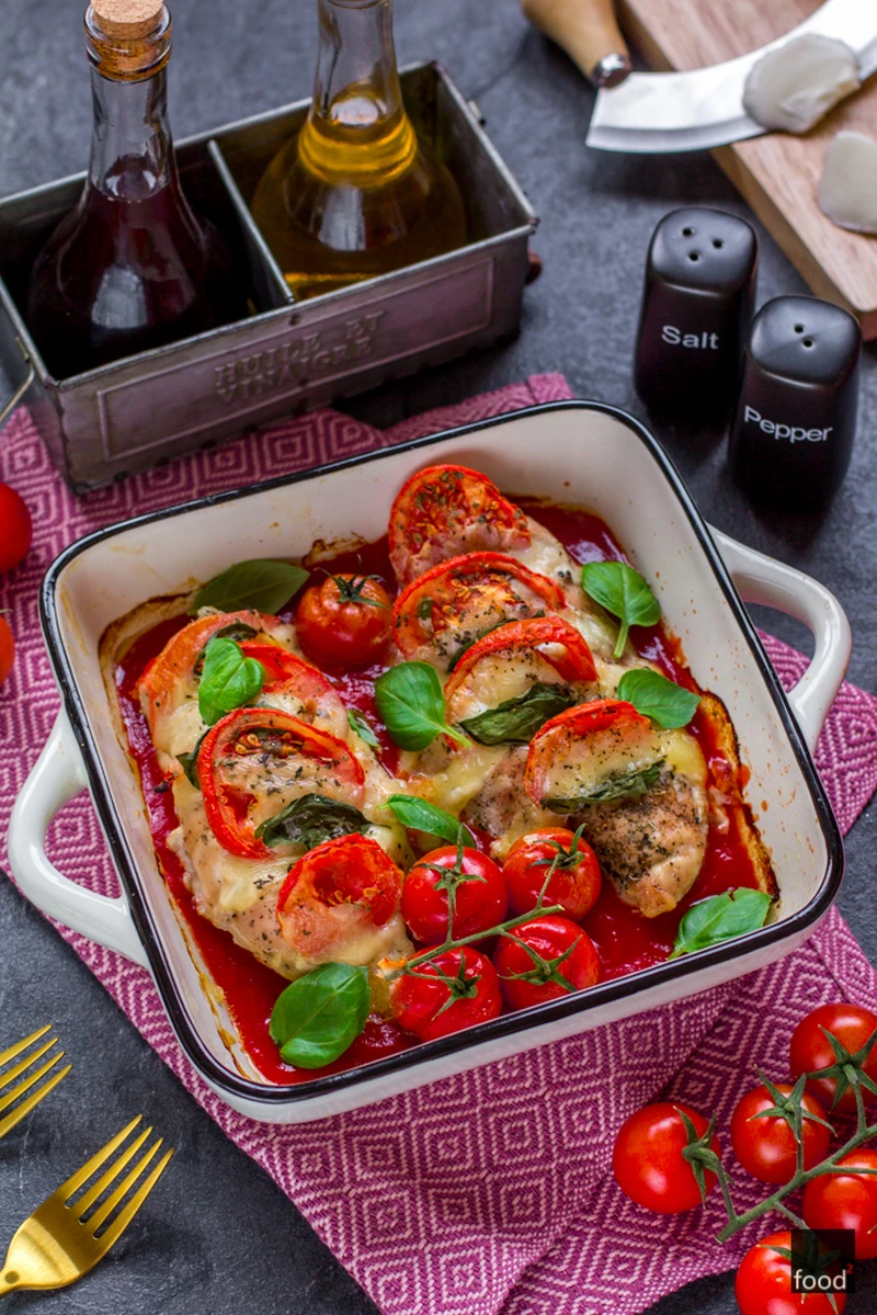 Kurczak Caprese zapiekany z pomidorami i mozzarellą
