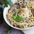 Spaghetti w śmietanowym sosie z papryką i pieczarkami
