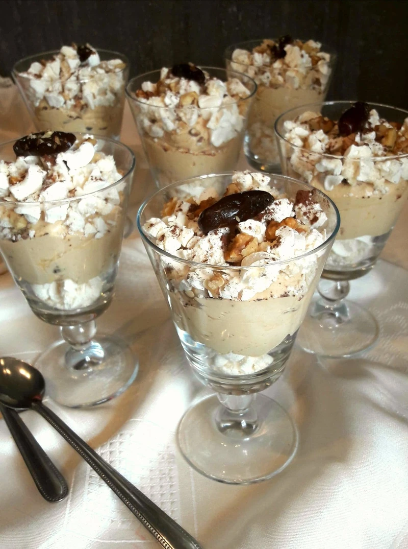 Deserek w pucharku Dacquoise (dakłas)