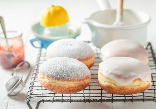 Nie tylko lukier i cukier puder! 4 nietypowe polewy do pączków zachwycą twoich gości!