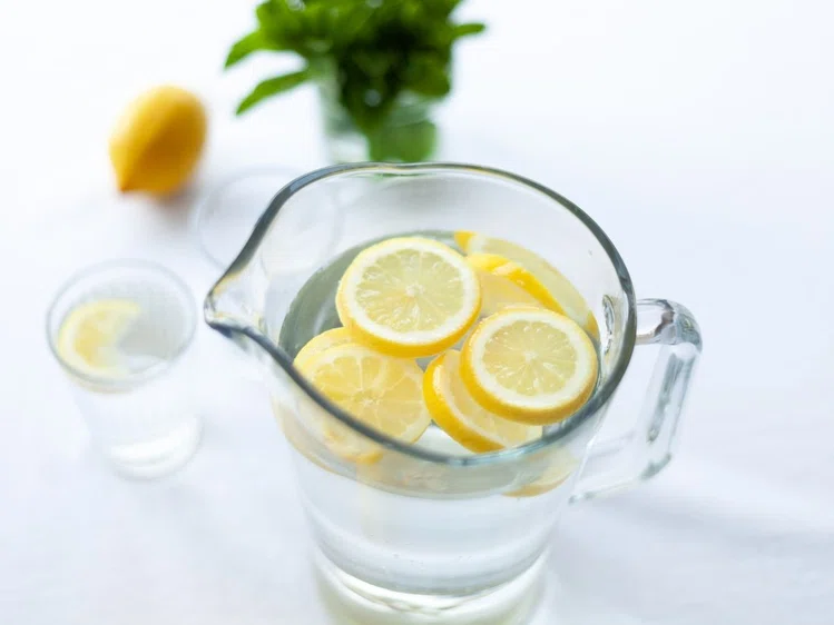Zdjęcie Czy warto pić wodę z cytryną? #3