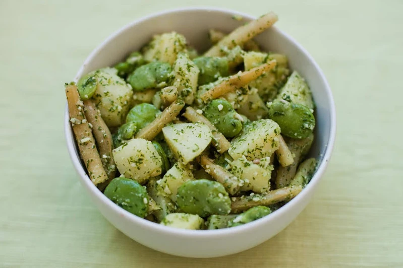 Sałatka ziemniaczana z bobem i fasolką w pesto