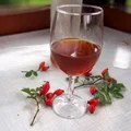Wino z dzikiej róży
