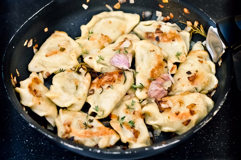 Pierogi wegetariańskie z soczewicą i pieczarkami