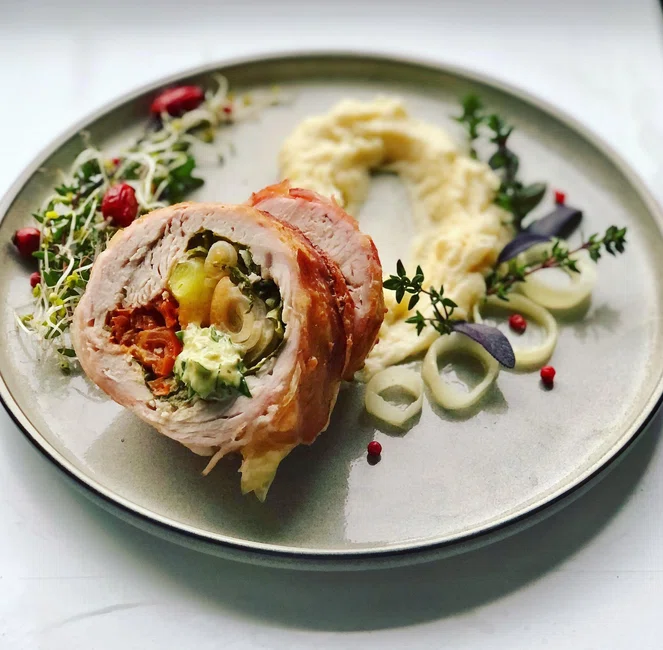 Faszerowany filet z indyka z pietruszkowym purée