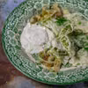 Lato w kuchni nawet zimą - pierogi z zielonym groszkiem i fetą oraz puree  karmelizowanej cebuli