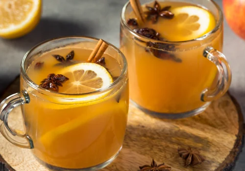 „Złoty spokój w kubku” – zimowy napój z cynamonem i goździkami, który uspokaja i rozluźnia