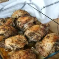 Udźce kurczaka pieczone w majeranku z jabłkami i cebulą