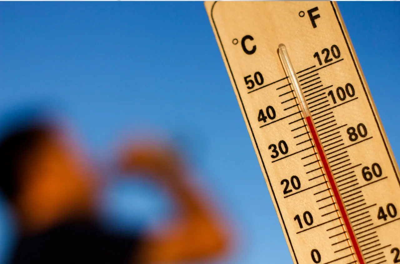 Czy z powodu upałów można nie iść do pracy? Zasada 4 dni na żądanie
