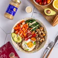 Bowl z quinoa, warzywami, jajkiem sadzonym i sosem tahini