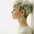Krótkie, blond włosy