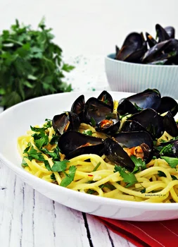 SPAGHETTI Z MAŁŻAMI I SOSEM SZAFRANOWYM