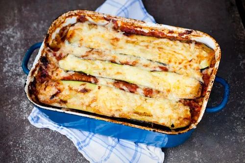 LAZANIA Z CUKINII Z POMIDOROWO-MIĘSNYM SOSEM