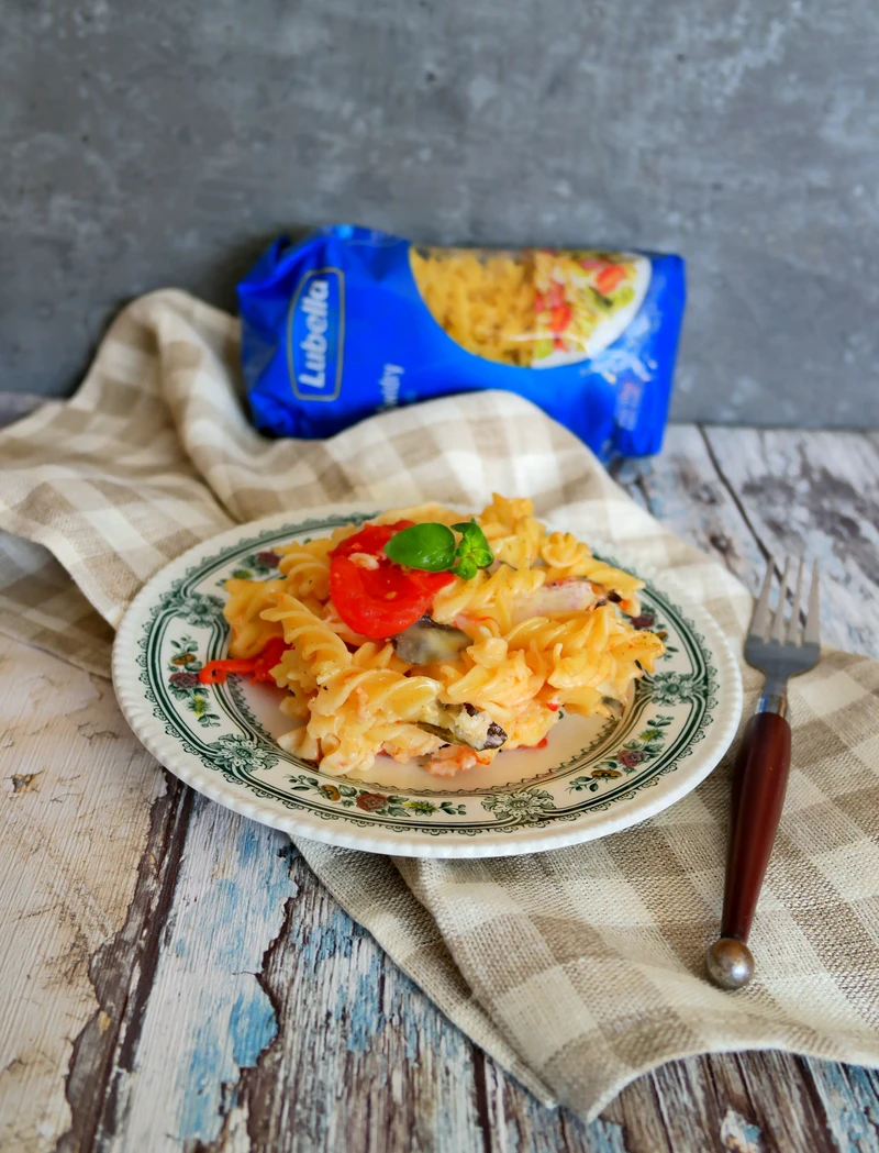 Makaron zapiekany z mozzarellą i pomidorami malinowymi