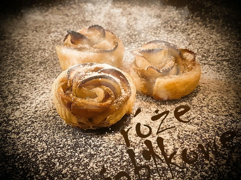 Róże jabłkowe z ciasta francuskiego