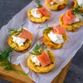 Mini frittaty z wędzonym łososiem, serkiem śmietankowym i koperkiem