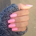 Śliczny różowy manicure