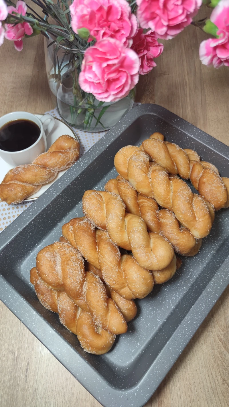 🍩 Kręcone pączki koreańskie :) posypane cukrem z dodatkiem cynamonu - Rewelacyjny przepis 🍩