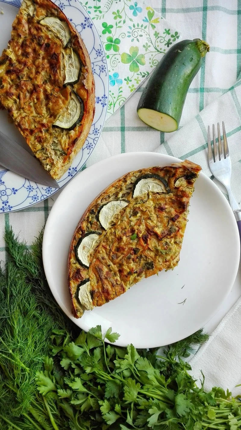 Frittata z cukinii, marchewki i suszonych pomidorów