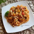 Spaghetti z kurczakiem i cukinią w pomidorowym sosie.
