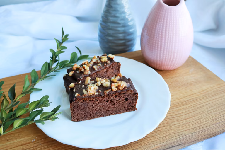 DIETETYCZNE BROWNIE Z CZERWONEJ FASOLI Z POLEWĄ I ORZECHAMI