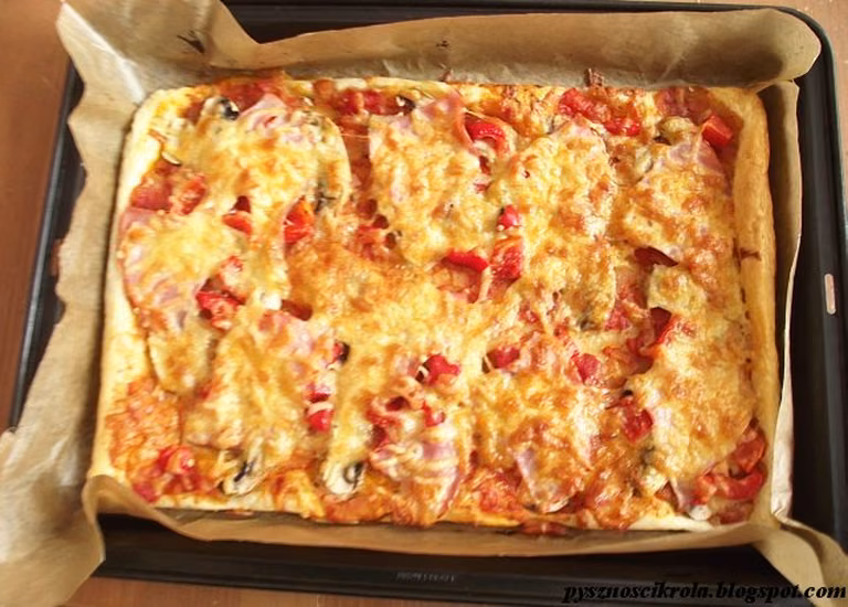 Oszukana pizza z szynką, pieczarkami i czerwoną papryką