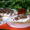 Tarta śmietankowo-czekoladowa z malinami (bez pieczenia)