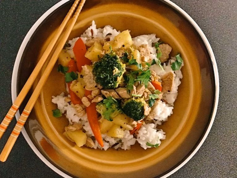 Stir fry ze świeżym ananasem