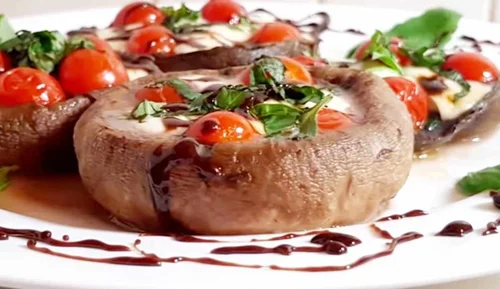 Faszerowane pieczarki w stylu Caprese.