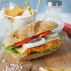 Domowy chicken burger z frytkami