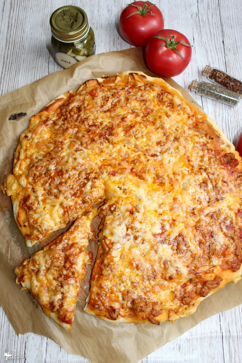 Pizza z sosem bolognese