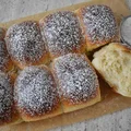Puszyste drożdżowe brioszki ze śmietaną