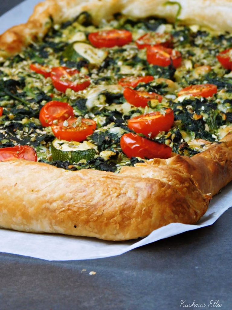 Tarta francuska ze szpinakiem, cukinią i pomidorkami