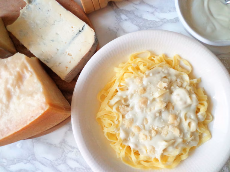 Tagliatelle z kremowym sosem serowym