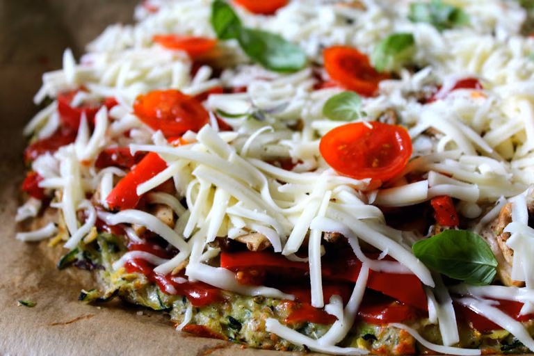 FIT pizza na spodzie z cukinii