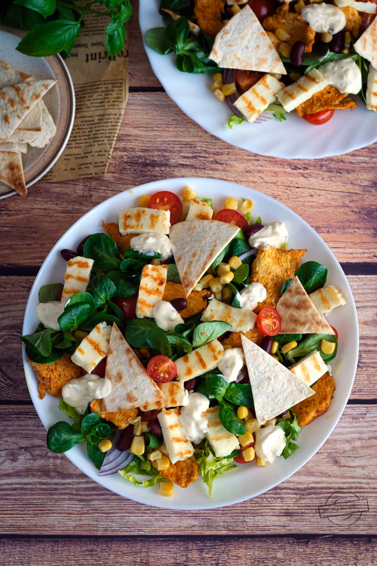Sałatka z kurczakiem i serem halloumi