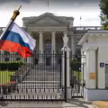 Dzień Zwycięstwa: Ambasador Rosji oblany czerwoną farbą!