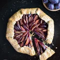 Orkiszowa galette ze śliwkami